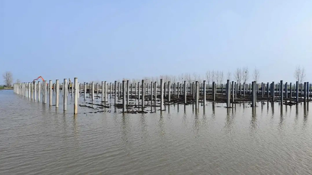 數(shù)百根水上光伏樁，用北奕振動(dòng)打樁機(jī)2天搞定